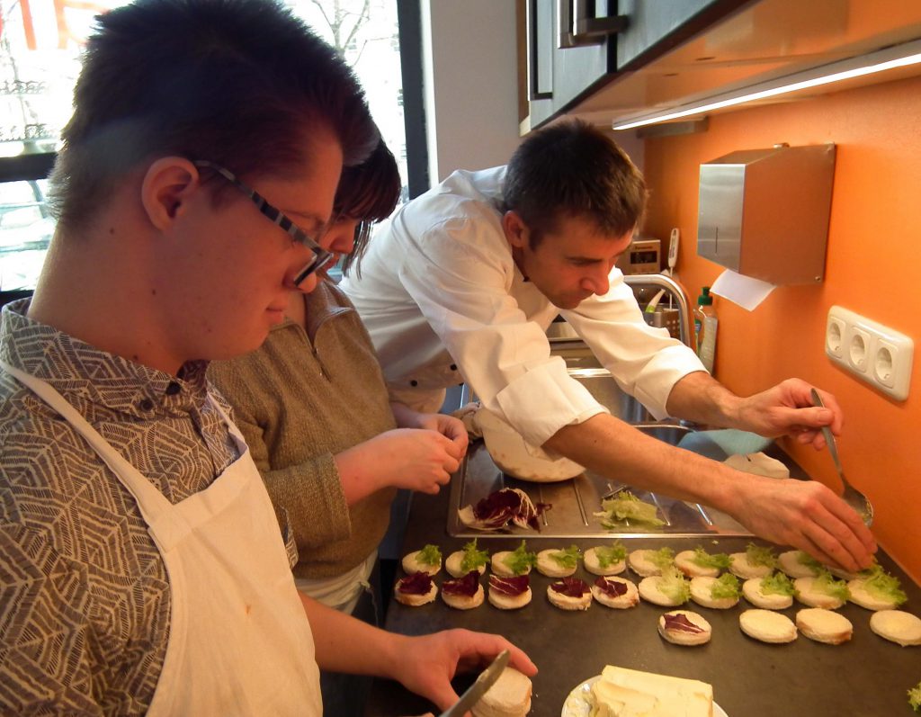 Catering: Zwei Mitarbeitende backen