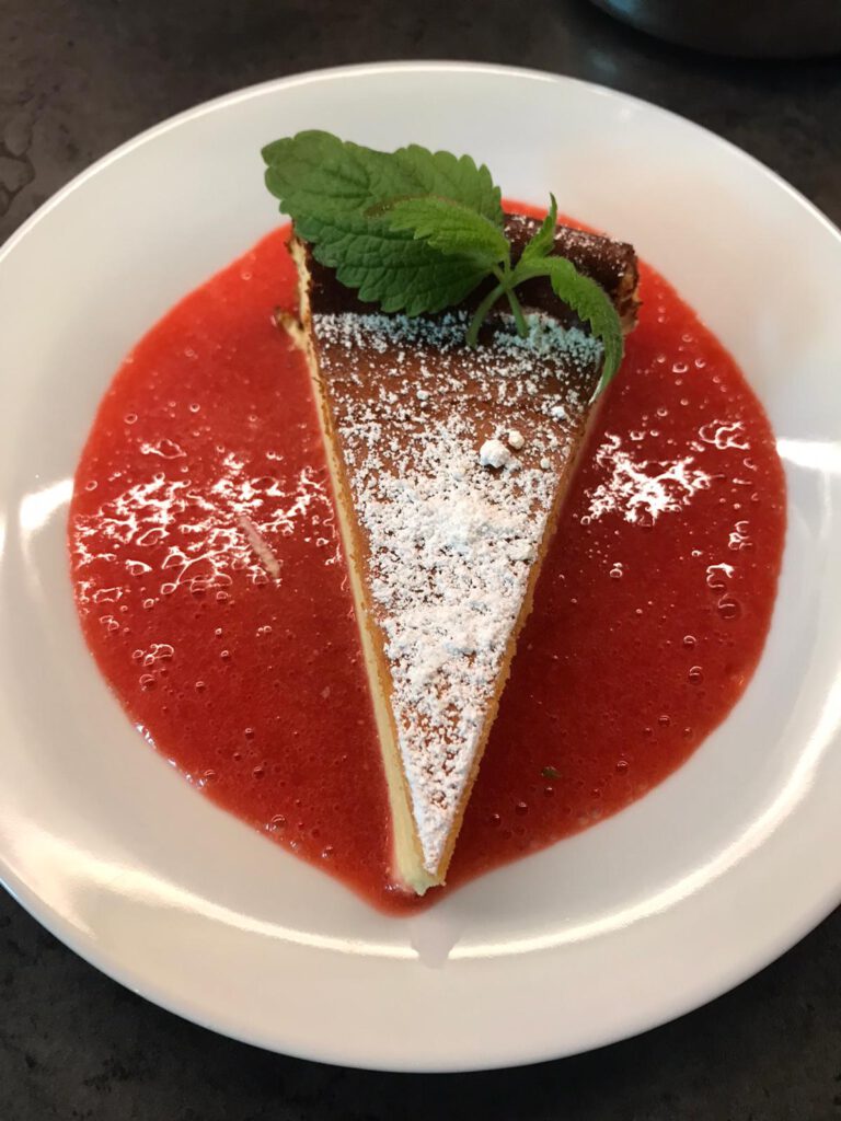 Käsekuchen auf Fruchtspiegel