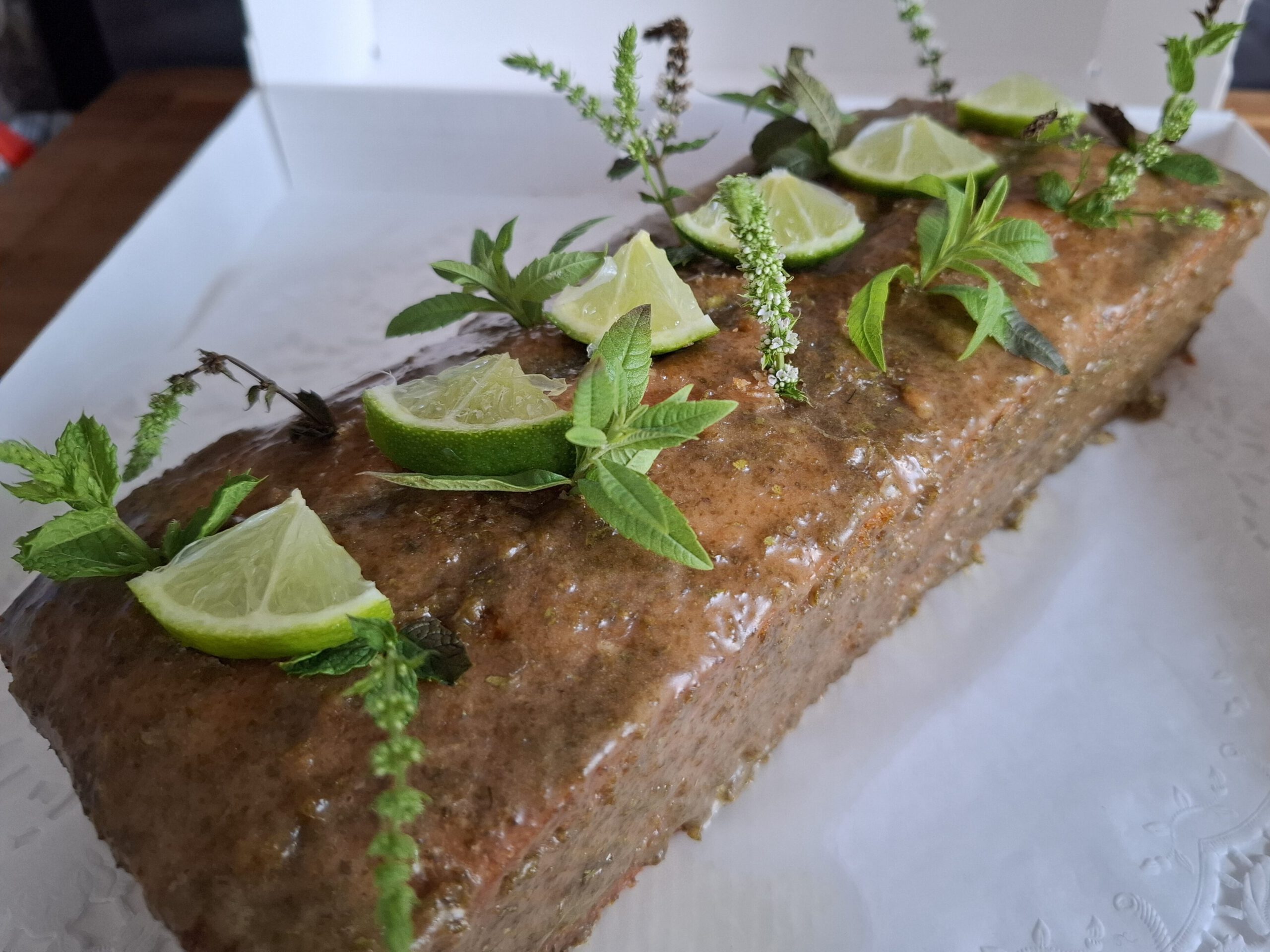 Zitronen-Kastenkuchen mit Dekoration